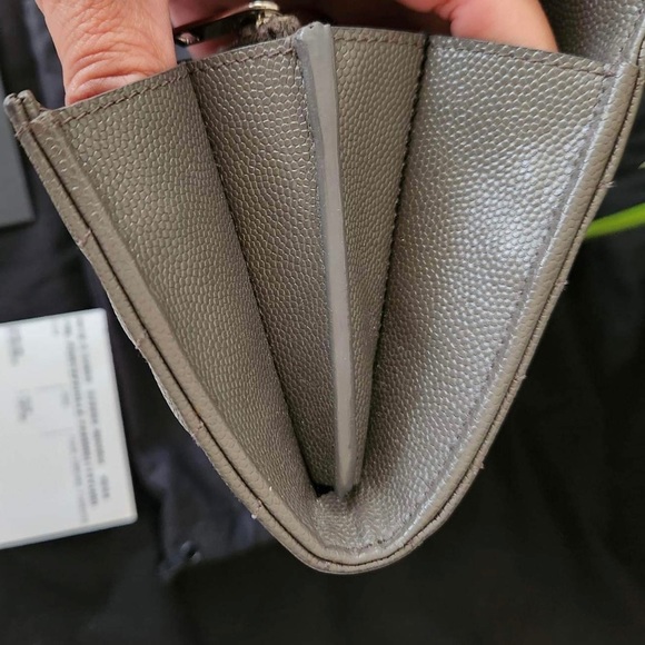 Ysl Portefeuille Famme (174Y7) Mo
Grey Metallasse Flap Wallet. - Picture 7 of 16